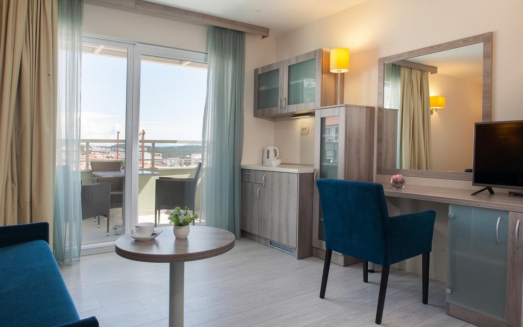 Deluxe Doppelzimmer mit seitlichem Meerblick